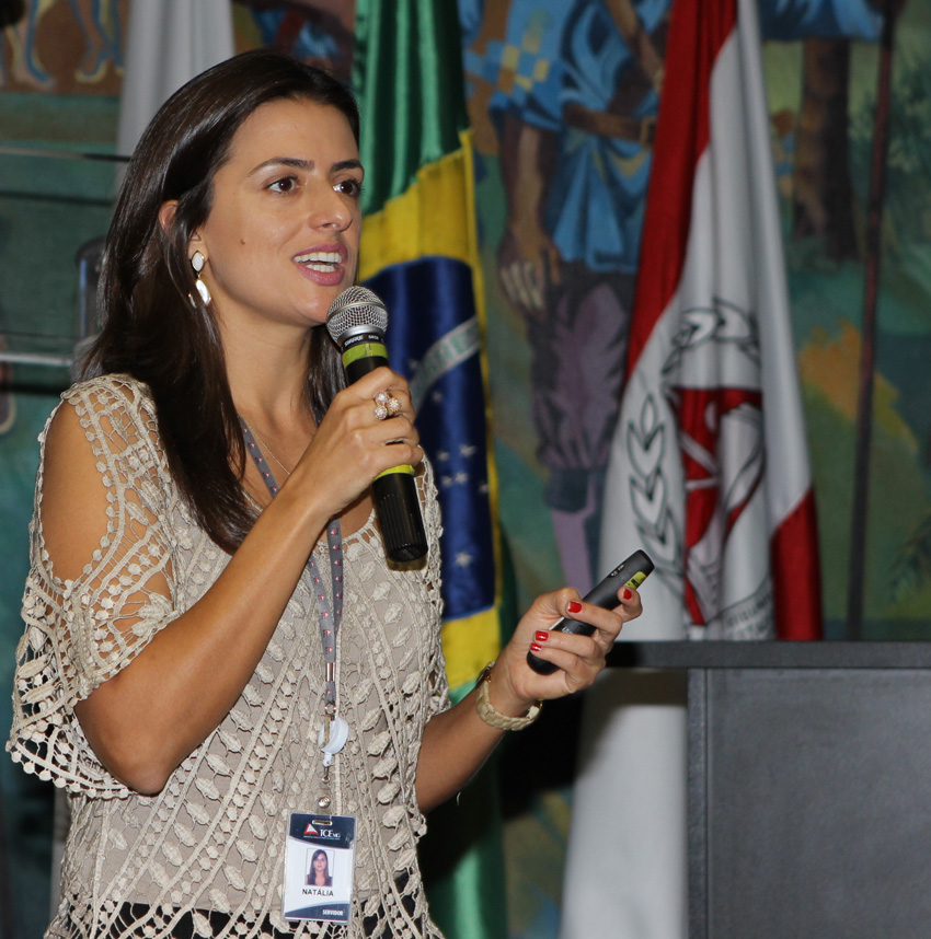 A servidora Natália Aparecida abriu os trabalhos técnicos da tarde (Foto: Thiago Rios)